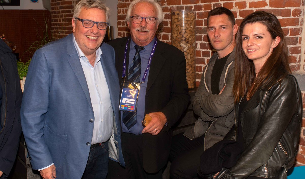 LOSC_Feminines's tweet photo. En marge de ce #LOSCASJ, Patrick Robert, Président de #LOSC Association, avait convié des invités #VIP, parmi eux un visage bien connu des supporters du @losclive, un certain Ludovic #Obraniak 😍
Merci pour ta présence et ton soutien @Ludo_Obraniak 😉 https://t.co/XKAt3h31aC