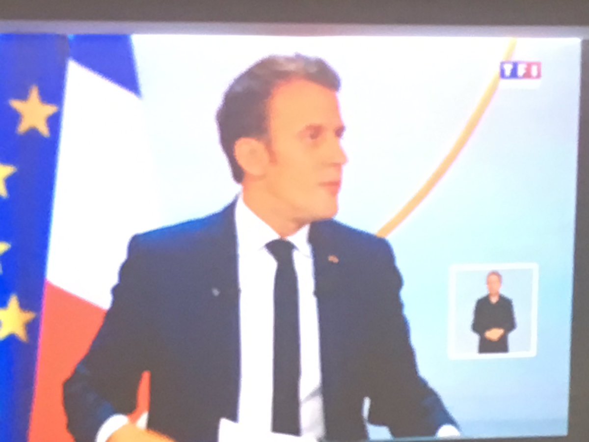 AbdelkrimBordji's tweet photo. @SenTourcoing nos #seniors prennent la parole et s’invitent dans la conférence de presse @EmmanuelMacron en présence de @TF1 au Salon Club @senioriales pour des seniors #actifs #impliques #concernés #FaireSociete https://t.co/Um4P8jJUlN
