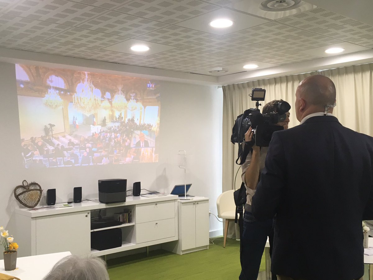 AbdelkrimBordji's tweet photo. @SenTourcoing nos #seniors prennent la parole et s’invitent dans la conférence de presse @EmmanuelMacron en présence de @TF1 au Salon Club @senioriales pour des seniors #actifs #impliques #concernés #FaireSociete https://t.co/Um4P8jJUlN