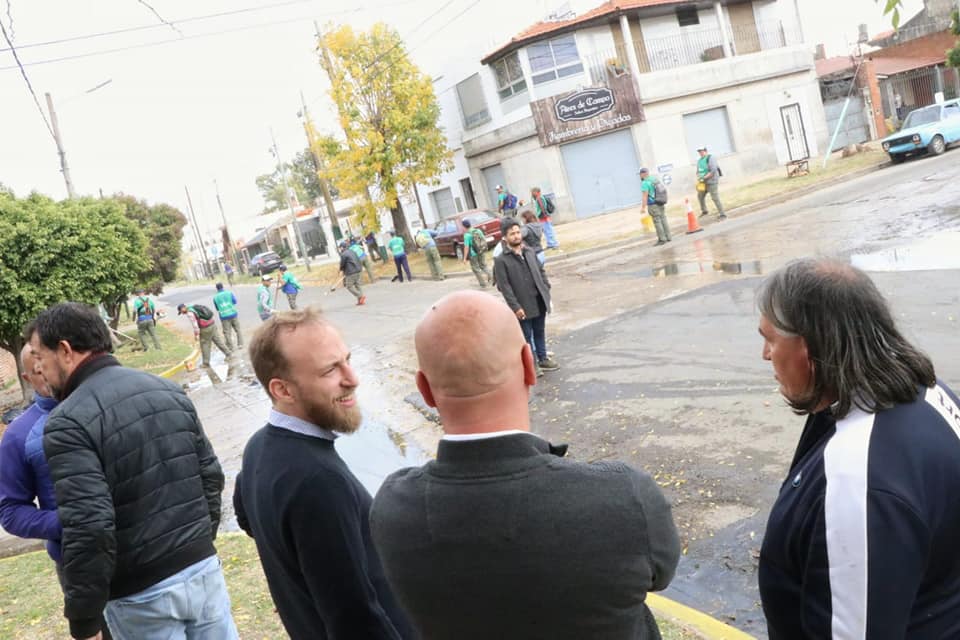 gastonlassalle's tweet photo. Recorriendo en #SanJoséOeste el Programa #EcoLomas 
#OrgulloDeSerDeLomas #SecretariaDescentralizada. 
@minsaurralde @MunicipioLdeZ @fotermin @scarasatorre @RodriguezLuisSJ @gabrielgagolmz https://t.co/2bMFf79uU7