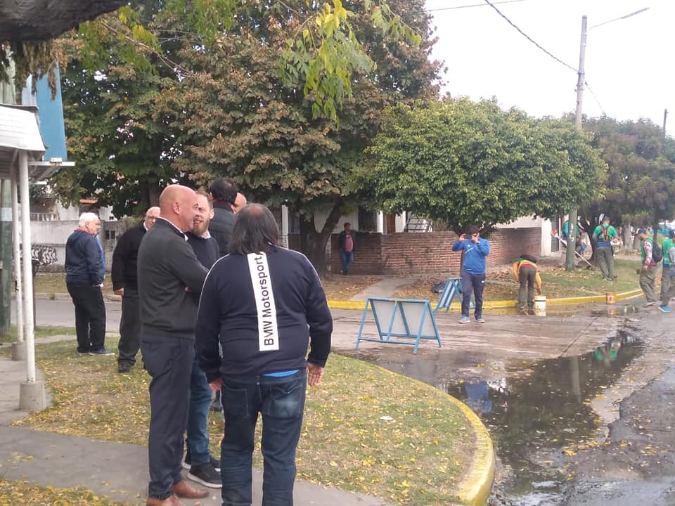 gastonlassalle's tweet photo. Recorriendo en #SanJoséOeste el Programa #EcoLomas 
#OrgulloDeSerDeLomas #SecretariaDescentralizada. 
@minsaurralde @MunicipioLdeZ @fotermin @scarasatorre @RodriguezLuisSJ @gabrielgagolmz https://t.co/2bMFf79uU7