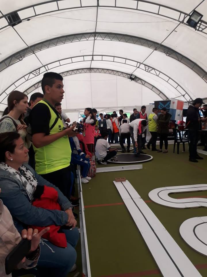 alcaldia_gama08's tweet photo. La admón municipal acompaña y felicita a @IEDTAMARTINROMERO por su participación en #RUNIBOT 2019 este es el torneo de robótica más grande de Colombia y uno de los más importantes de América Latina, obteniendo 1er. LUGAR en modalidad Sumo y 3er. LUGAR en Seguidor de línea Reto🏆 https://t.co/yE0oM3ZMG5