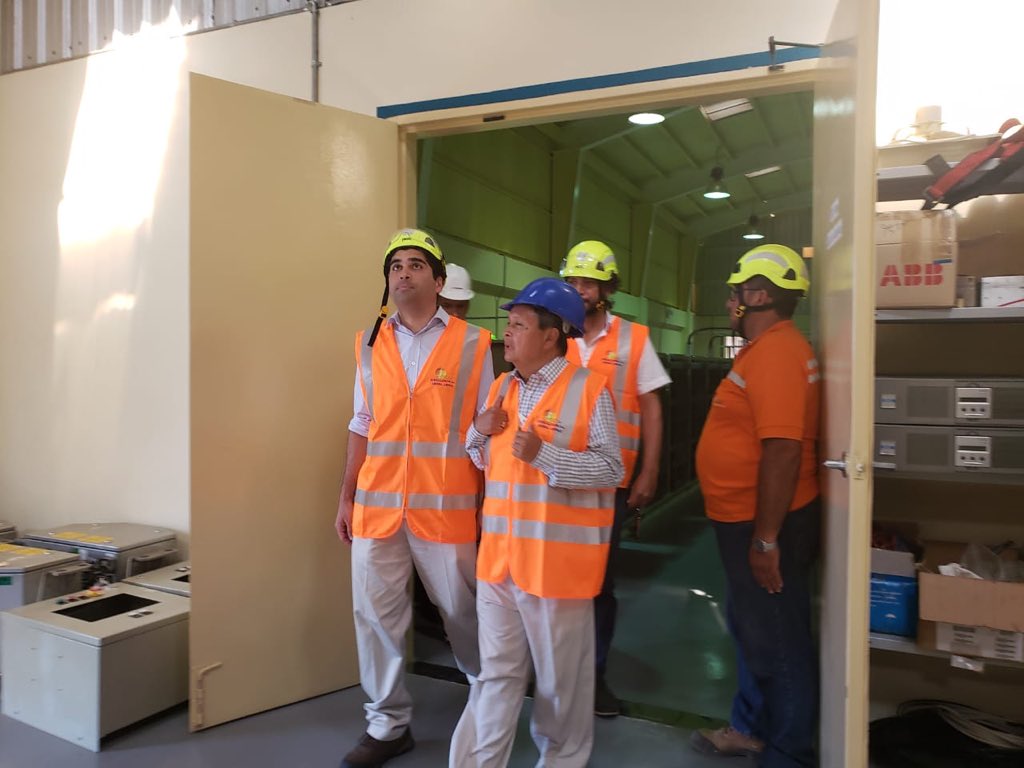 elecgalapagos's tweet photo. Vicepresidente @ottosonnenh, Ministro @CarlosPerez_MH y @normanwray junto a demás autoridades nacionales y provinciales realizan recorrido al parque eólico en #Baltra. Ing. Juan Carlos López, Pdte. Ejec. @elecgalapagos expone los detalles de la gerenacion eólica. https://t.co/1EcMrab04l