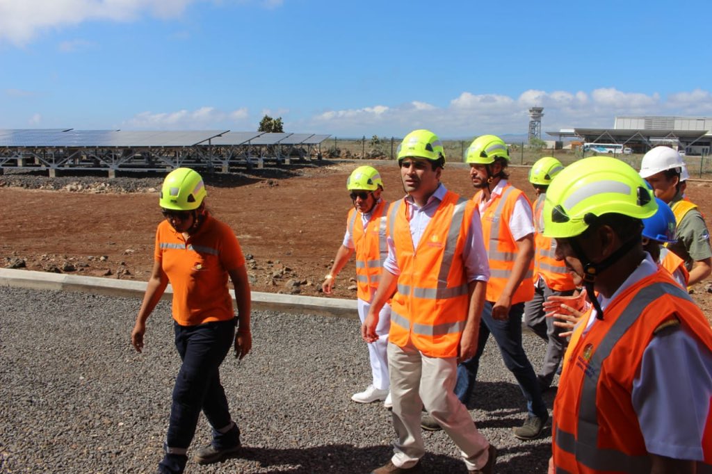 elecgalapagos's tweet photo. Vicepresidente @ottosonnenh, Ministro @CarlosPerez_MH y @normanwray junto a demás autoridades nacionales y provinciales realizan recorrido al parque eólico en #Baltra. Ing. Juan Carlos López, Pdte. Ejec. @elecgalapagos expone los detalles de la gerenacion eólica. https://t.co/1EcMrab04l