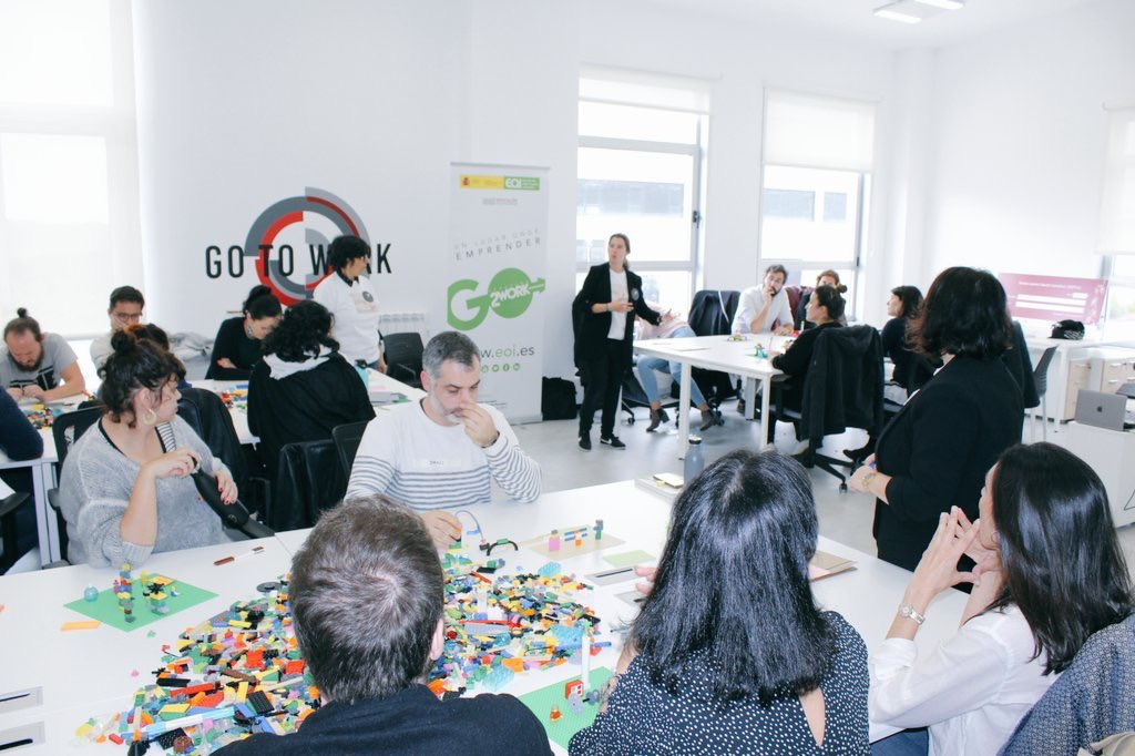 carmelasilva's tweet photo. Hoxe no coworking de Barro participando dunha interesante sesión de Lego serious play. https://t.co/H6IAlvRFBU