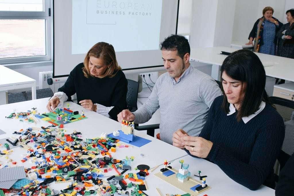 carmelasilva's tweet photo. Hoxe no coworking de Barro participando dunha interesante sesión de Lego serious play. https://t.co/H6IAlvRFBU