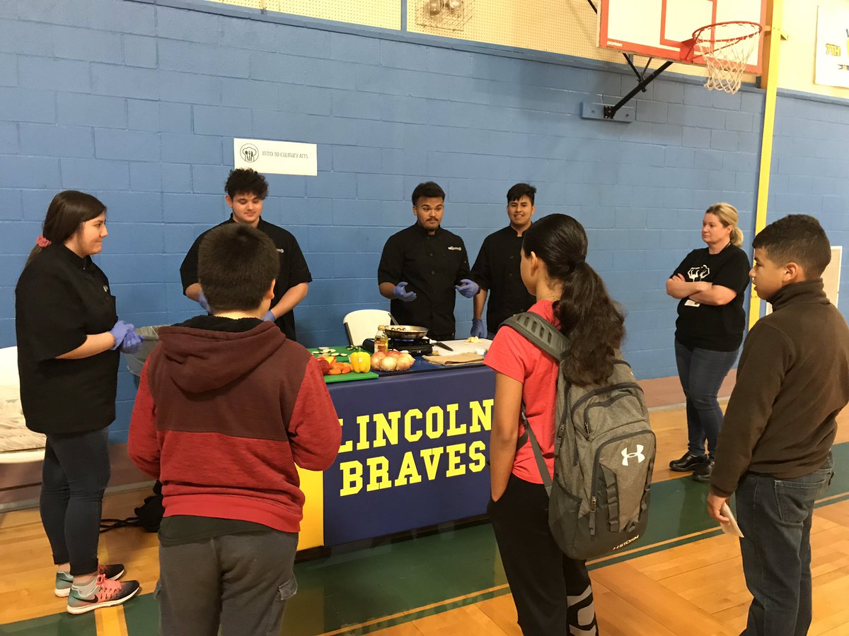 kelkins74's tweet photo. 7th grade students are learning about the new STEM &amp; Career Path electives being offered at Lincoln Middle School next year.  @SanAngeloISD @lincolnstrong https://t.co/lyyhI7M05P