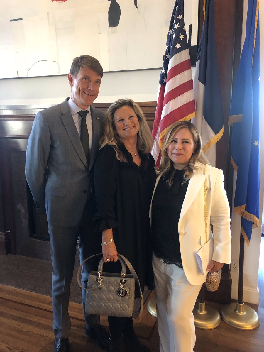 Such a pleasure to see the #Frenchresidence becoming a place for artistic dialogue between 🇫🇷 &amp; 🇺🇸. Yesterday was the unveiling of the new exhibit “SF artists on the horizon” curated by @MicaelaVanZwoll from the French American Cultural Society (FACS).