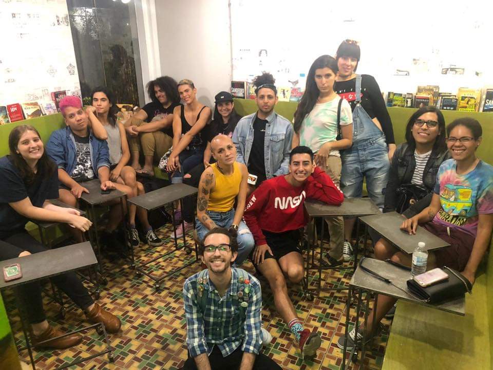 LaSombrillaCuir's tweet photo. Ayer tuvimos nuestra 1ra reunión para el taller fotográfico de PRIDE.Les agradecemos a todas las personas que estuvieron con nosotres anoche. La conversación fue dirigida hacia la fluidez del género y el representar nuestras identidades con la gran gama de colores de las banderas https://t.co/sBp63GyxDj
