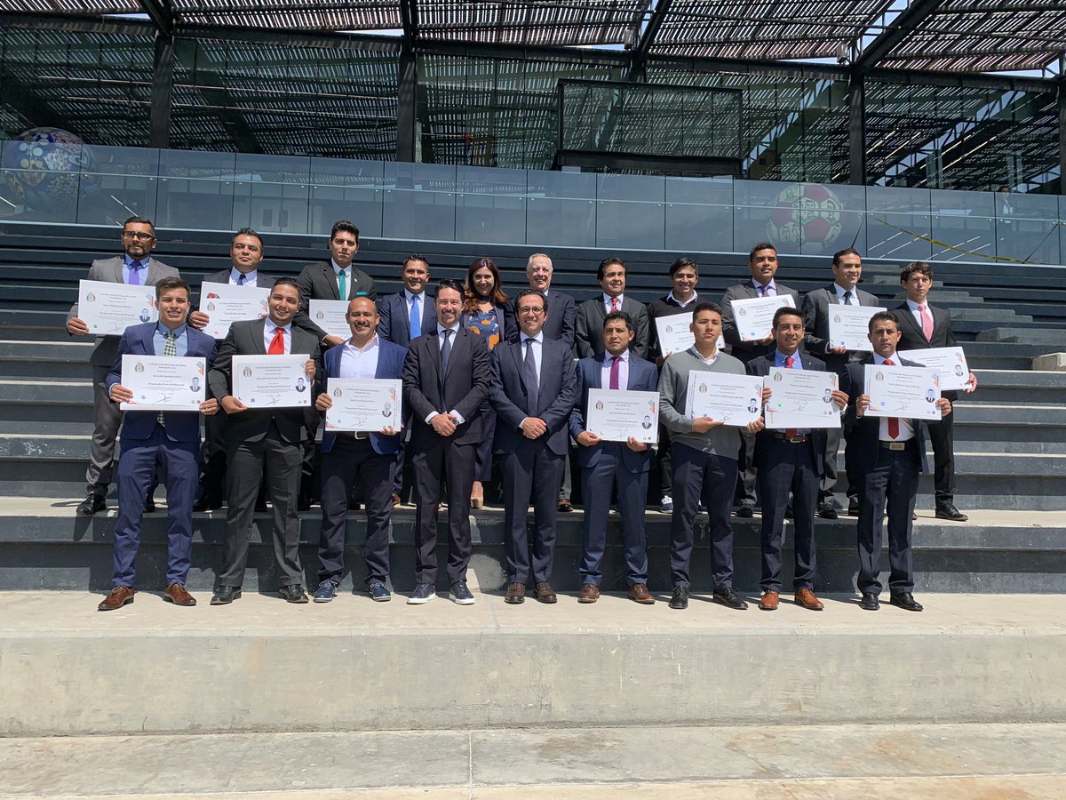 FMF's tweet photo. Concluye la ceremonia de graduación de la Escuela Nacional de Preparadores Físicos y Árbitros con la foto oficial. #FMFporNuestroFútbol https://t.co/ZGhCWvj9ac