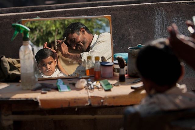 tombourdon's tweet photo. #throwbackthursday
This week's throwback shot comes all the way from 2007. It's crazy to think that was 12 years ago (almost to the day). I'm sure many of you will recognize this as a typical street scene from India. Where barbers regularly appear in the… https://t.co/cyAhFzxxol https://t.co/74qfwSRdGb