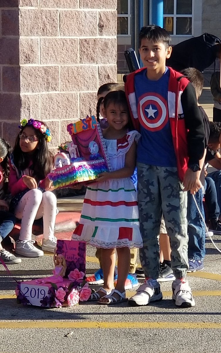 mrs_shoemake's tweet photo. I love Fiesta Parade day!  😍 Seeing the kids and their creativity 💜 #starwildcard #fiestaparade #siblingphotos https://t.co/L6Ze9xQW5j