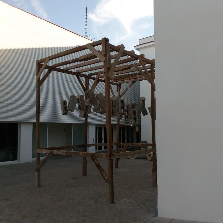 Sorpresa!!! 🎉🎉🎉 El #MemorialdelaDenuncia también  está en #BienalDeLaHabana, en sus instalaciones se ecuentra la sugerente obra #Desbloqueo del pintor y escultor José Ángel González Ávila #13Bienal #diseño #arte #Cuba #SomosCuba #Nomasbloqueo