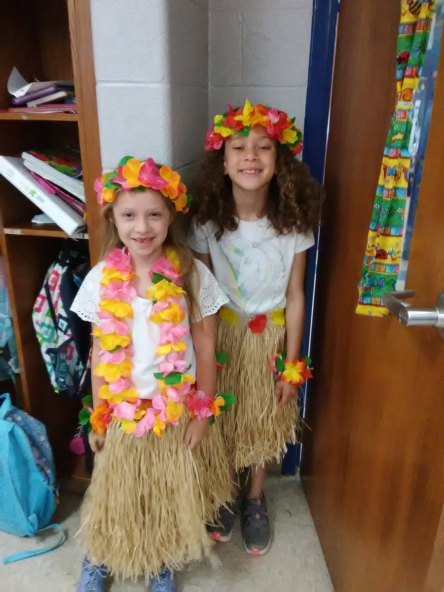MaryGrossheim's tweet photo. Hawaiian twins! @howellprincipal #BuzzWorthy https://t.co/k6Aee1KEu4