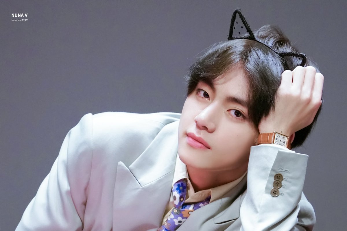 _nuna_V's tweet photo. [HQ] 190425 엠투유팬싸인회
한쪽만 지는 쌍꺼풀도 너무 예뻐💜💜
#BBMAsTopSocial BTS @BTS_twt
#이삐사진전 #태형 #방탄소년단뷔 #BTSV #Taehyung https://t.co/0jl20AOZwl