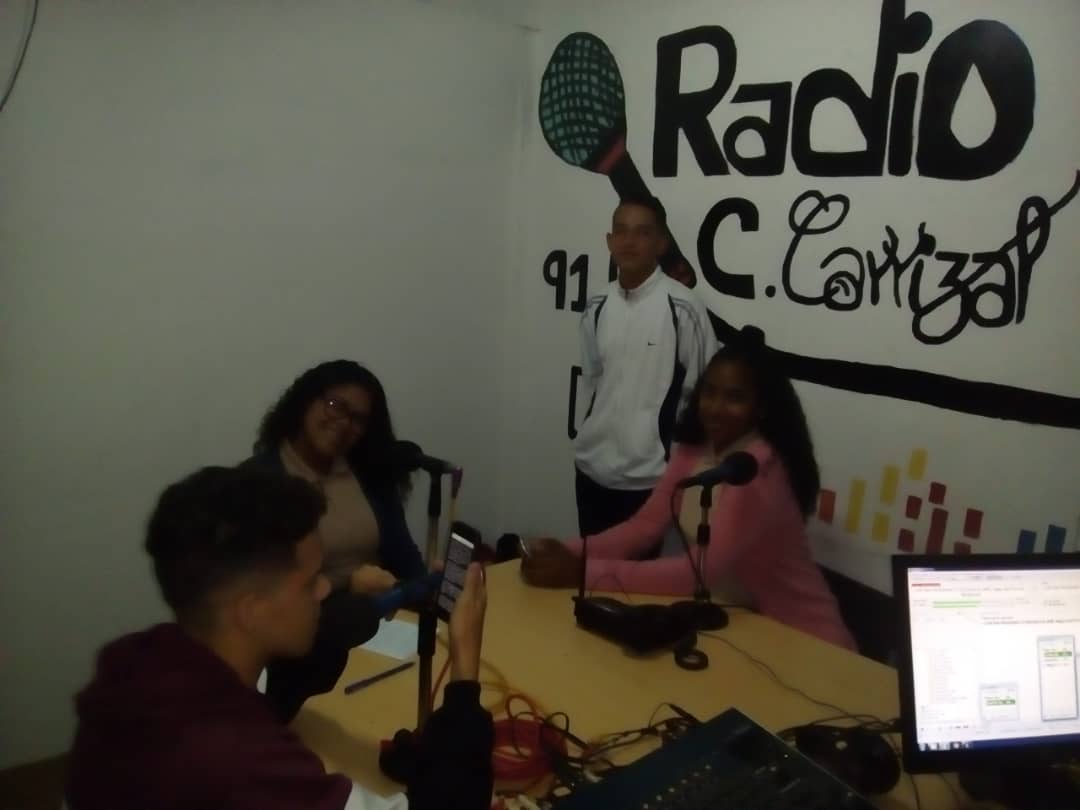 EDUCACIONPALANT's tweet photo. Hoy seguimos con tu escuela al Aire 📻 gracias a @rcc9151 por apoyar esta iniciativa que impulsa la region Educativa altos Mirandinos @rosabecerra3 @ZonaEducMiranda @MPPEDUCACION @MISABELGUERRA @farith15 #25Abr #calidadEducativa https://t.co/Jgna8kVzD2