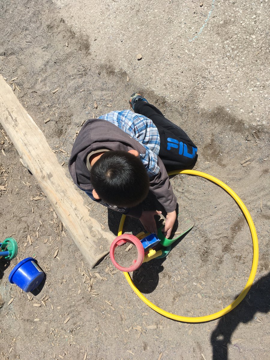 learninginrm125's tweet photo. What a beautiful day for some outdoor learning. "Spring is here!" says Iris #kindergarten #outdoorlearning #playbasedlearning #math https://t.co/uSMClziz2K