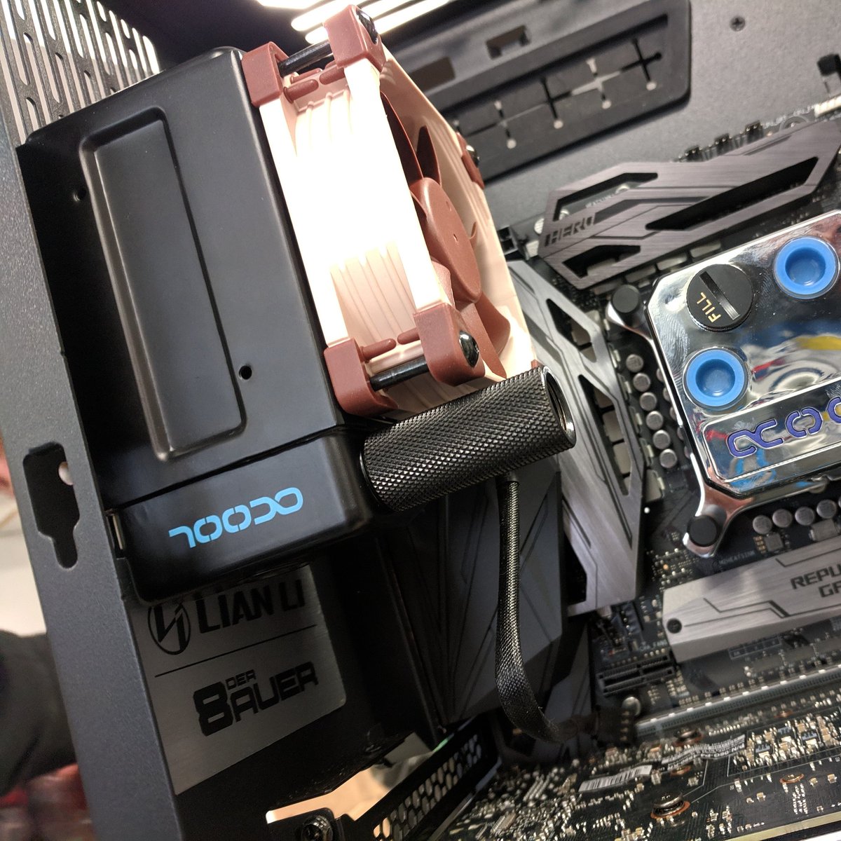ModMyMods's tweet photo. Would you just look at that! 

The @alphacool UT60 Single 80mm radiator fits nicely above the @LianLiHQ logo in the 011-Dynamic case 😊

#MiniRads #Radiator #80mm #SFF #SmallFormFactor #TightFit #UT60 #Liquidcooling  #Alphacooled #Alphacooling #Eisbaer #EisbaerSolo #Chrome https://t.co/1NlnmppZto
