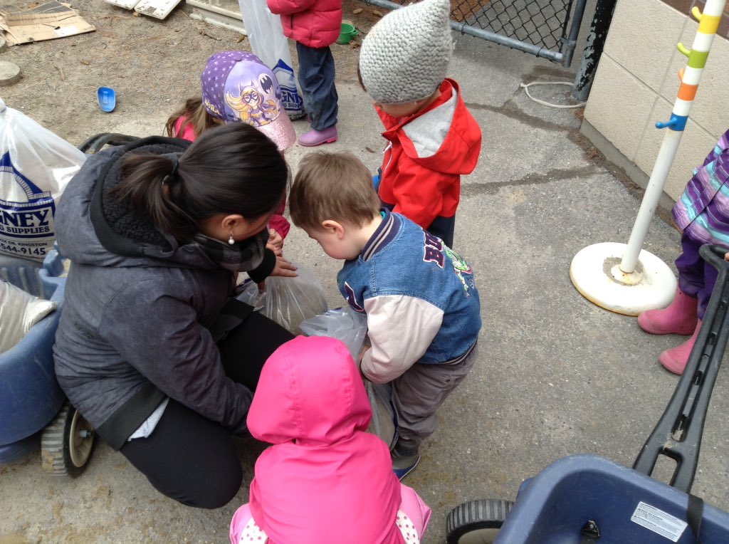 KatimavikELC's tweet photo. Preschoolers helping their community in Carleton Place by filling sandbags and attaching Thank you notes to water bottles #smallbutmighty #littlehelpinghands https://t.co/w0yHJAcE95