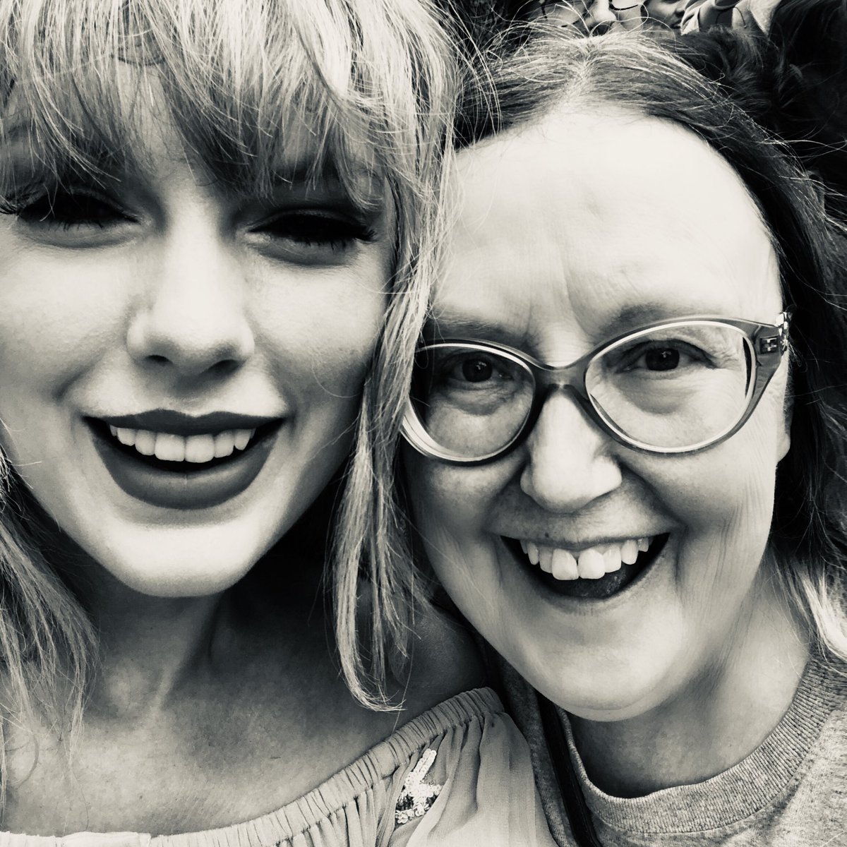 talldrinkhappy's tweet photo. @sandradeebee: “I love you”
@taylorswift13: “I love you too”
#ME #TaylorSwiftApril26 #CaptureItRememberIt https://t.co/yx9lVOvGuF