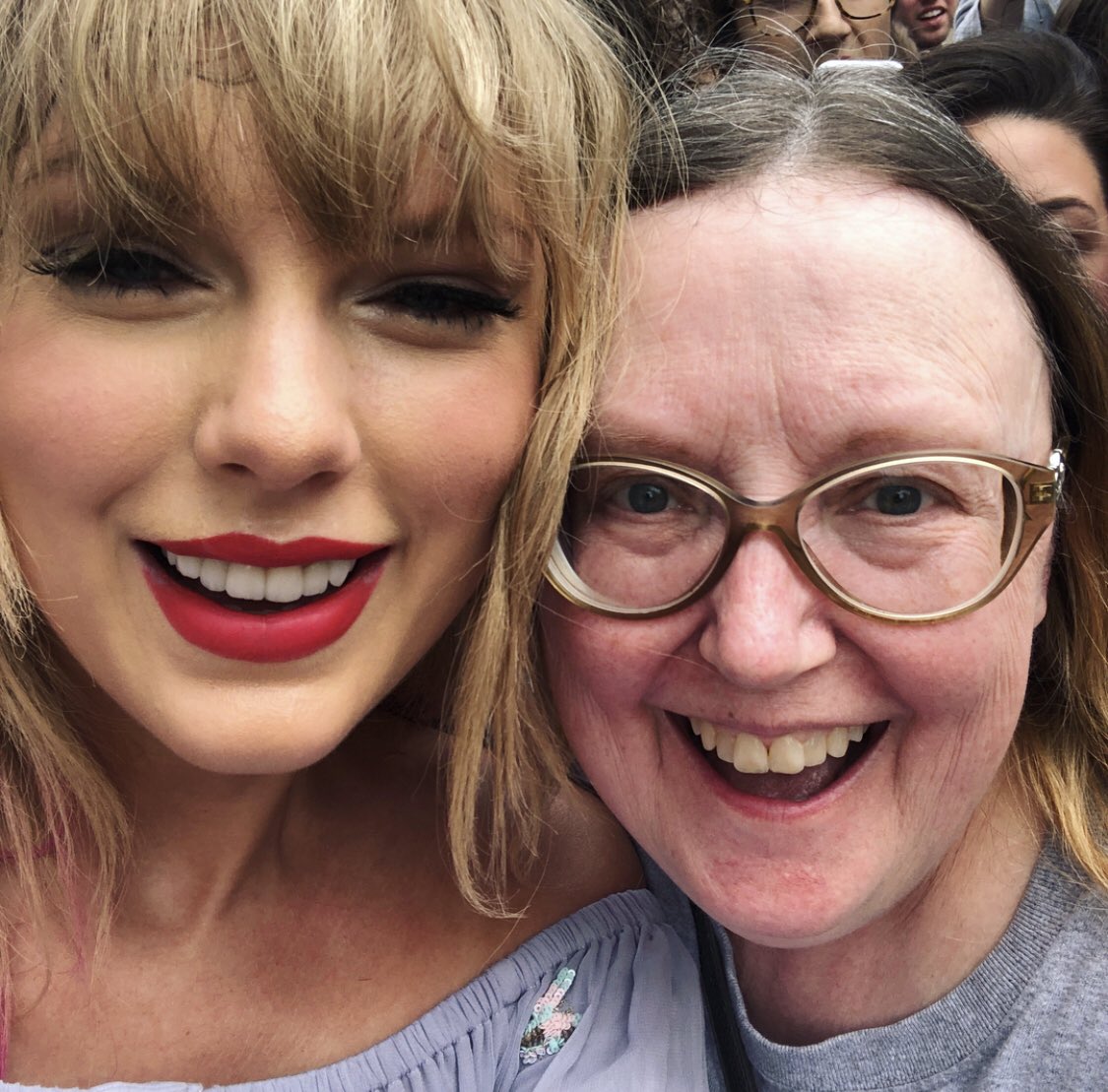 talldrinkhappy's tweet photo. @sandradeebee: “I love you”
@taylorswift13: “I love you too”
#ME #TaylorSwiftApril26 #CaptureItRememberIt https://t.co/yx9lVOvGuF