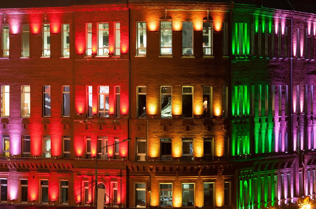 CHICAGOLTWRKS's tweet photo. Coloronix painting the town with their adjustable 4-LED RGBW Flood Light. Smooth and flicker-free dimming of all colors down to 1% using patented color mixing and dimming technologies developed by @colorkinetics #floodlight #rgbw #led #adjustable #lightingspecification https://t.co/vsVy3yykL0