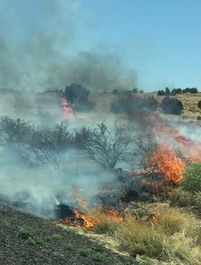 CCFirenIncident's tweet photo. #ADOT: No #sparks: #TowChains, #UnderinflatedTires can cause #wildfires
Motorists can do their part to make highways spark-free zones ... wildfires along state highways caused by motorists #DraggingChains, ... tossing #cigarettes... https://t.co/6NF6zRdA5q https://t.co/cKc8E1W1GD https://t.co/GabRRUfc7p