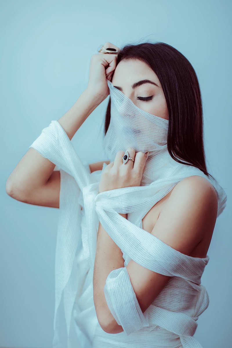 VIERNES 26 de abril, se viene el lanzamiento de un temón!!!

#SED segundo sencillo de la artista ecuatoriana @mariabuendiaof. 
Un giro en la propuesta inicial, con una bella letra, profunda expresión y una producción musical impecable! 🌷🌸🌺