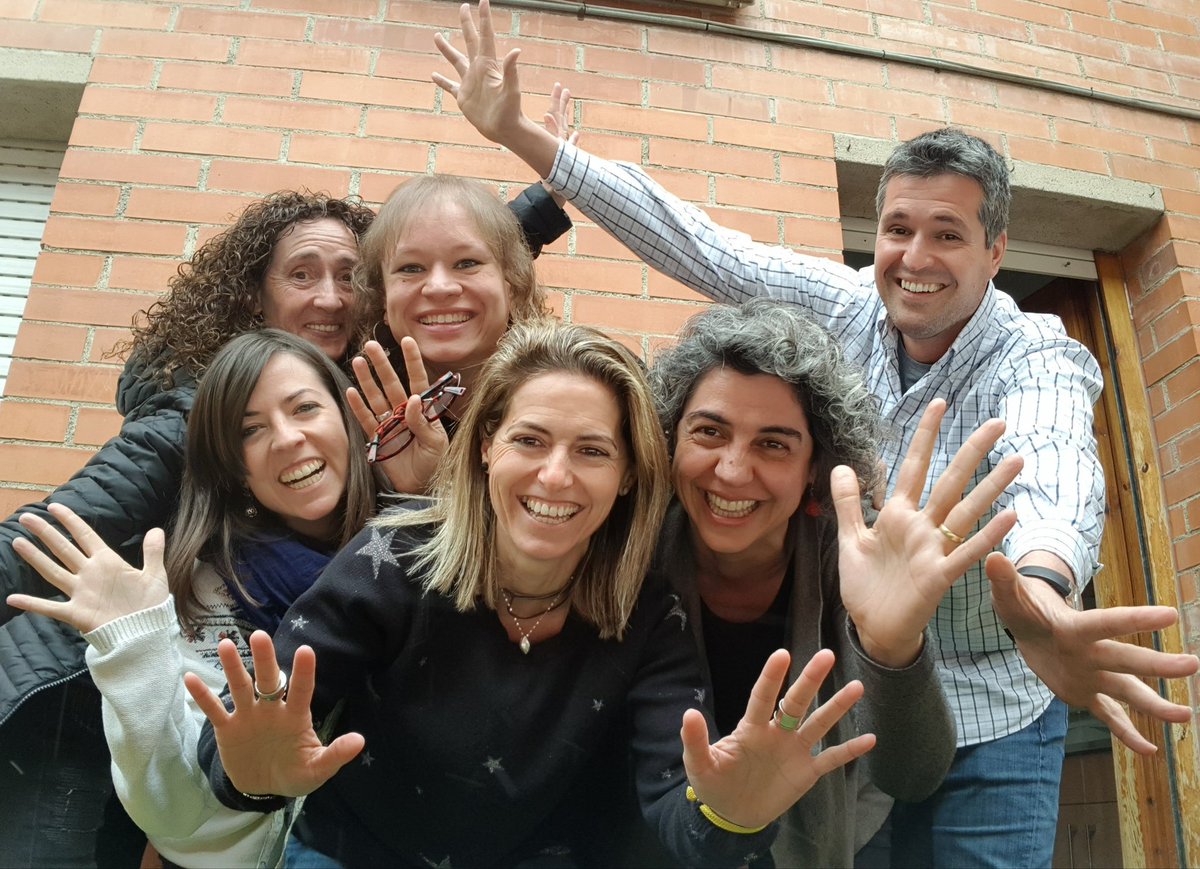 edcampmanlleu's tweet photo. Eii que d'aquí a poc ens coneixerem...però ja us saludem i us animem a venir, ens ho passarem genial! Aquí l'equip de l'edcampManlleu: Anna-Iolanda-Jordi-Marta-Mireia i Núria. 4 de maig "Som competents avaluant competències?" https://t.co/Lyyfx1ImEG