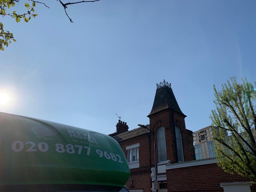 Working over #Easter for a great customer in #Hammersmith Doesn't matter when the sun is this blue in #London #lovemyjob #moving #housemove