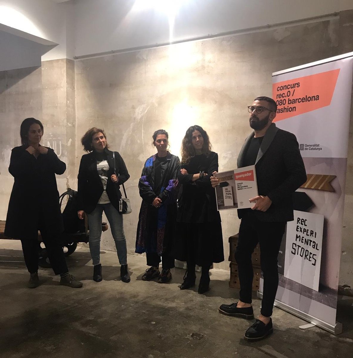 RECstores's tweet photo. El dissenyador @xavigrados és el guanyador del concurs REC.0 / @080_bcn_fashion! Cristina Fernández, dissenyadora de @littlecreative4, ha fet l'entrega del premi i també ha format part del jurat juntament amb la periodista de moda de @tendenciastv, Francesca Tur @tur_serra. https://t.co/bAt7D9tQa2