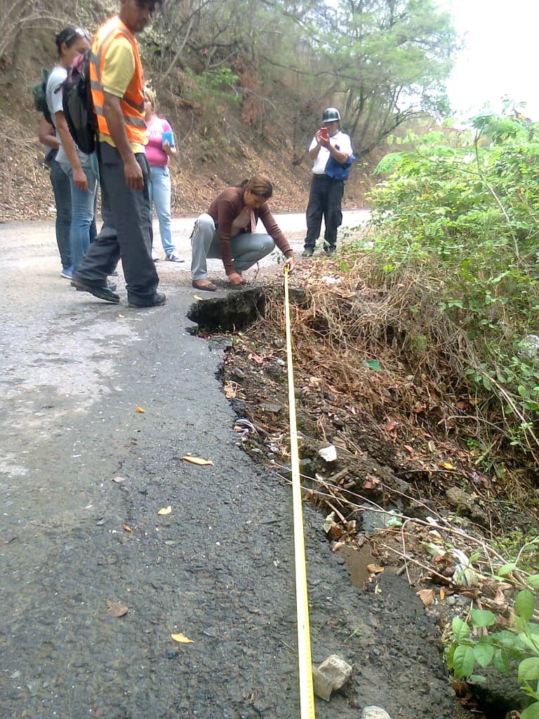 producesvencer's tweet photo. Como parte del Plan de abordaje Comunidad Adentro, a través de la Dir. Infraestructura y la Dir. de Protección Civil, se realizó inspección de riesgo falla de borde en la comunidad El Rodeo I. #VenezuelaProductiva #OEAPalCarajo https://t.co/nwriLVxZpi