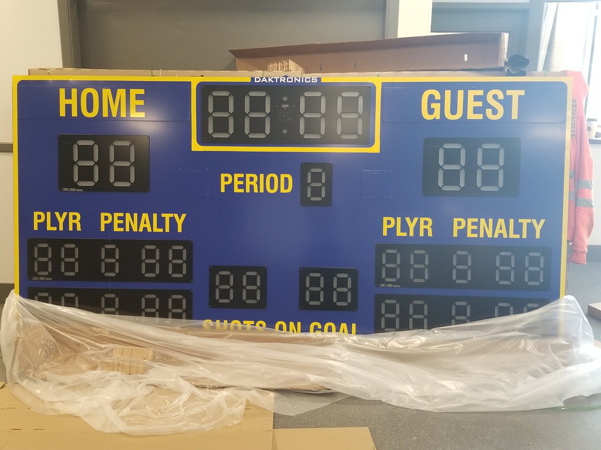 MarcyBrush's tweet image. The Coliseum got a new #scoreboard. Love the look. #icerink #keepscore #FargoParks #hockeyrink