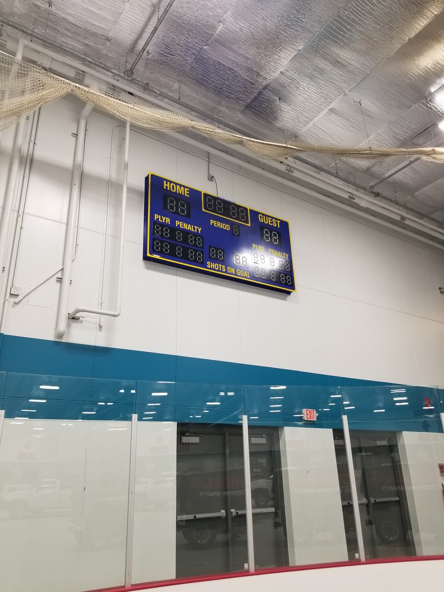 MarcyBrush's tweet image. The Coliseum got a new #scoreboard. Love the look. #icerink #keepscore #FargoParks #hockeyrink