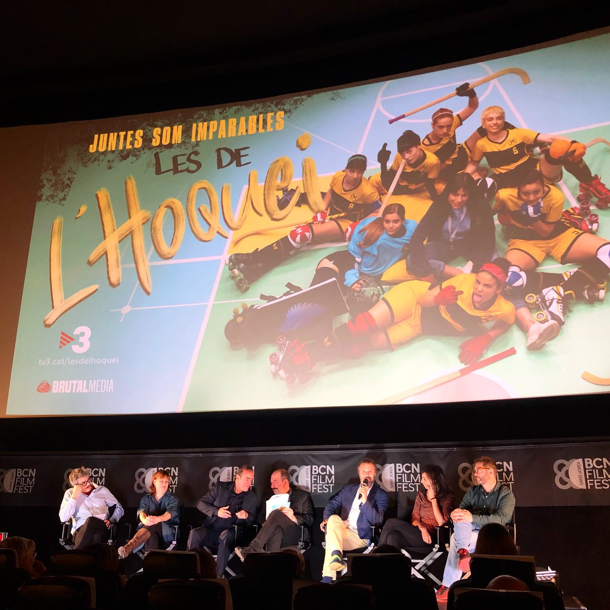 Brutal Media | Grupo BBC Studios (@brutalmedia) on Twitter photo 🤩Avui hem presentat el primer capítol de @lesdelhoqueitv3 🏒als cines Verdi amb tot l’equip artístic, tècnic <a href="/tv3cat/">TV3 és ara @Som3Cat</a> i premsa.Moltes gràcies a tots i totes,un plaer haver fet aquesta meravellosa sèrie amb tots vosaltres!👏🏻#imparables
📺 Dilluns a les 22.00 h estrena a <a href="/tv3cat/">TV3 és ara @Som3Cat</a> 🤩Avui hem presentat el primer capítol de @lesdelhoqueitv3 🏒als cines Verdi amb tot l’equip artístic, tècnic <a href="/tv3cat/">TV3 és ara @Som3Cat</a> i premsa.Moltes gràcies a tots i totes,un plaer haver fet aquesta meravellosa sèrie amb tots vosaltres!👏🏻#imparables
📺 Dilluns a les 22.00 h estrena a <a href="/tv3cat/">TV3 és ara @Som3Cat</a>