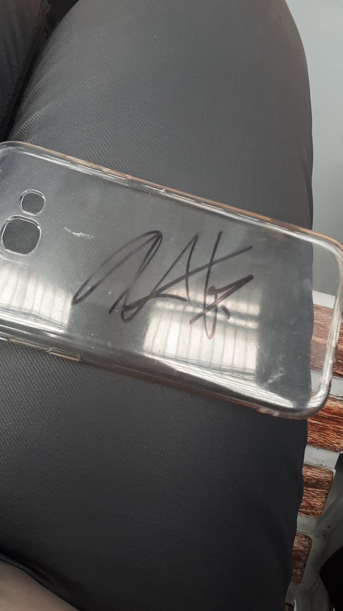 PauliineMP's tweet photo. 1eres photos, 1er autographe, 1er serrage de main et surtout les 1erzs paroles échangées 😍 Merci @MPokora https://t.co/nYSkuhZuwK