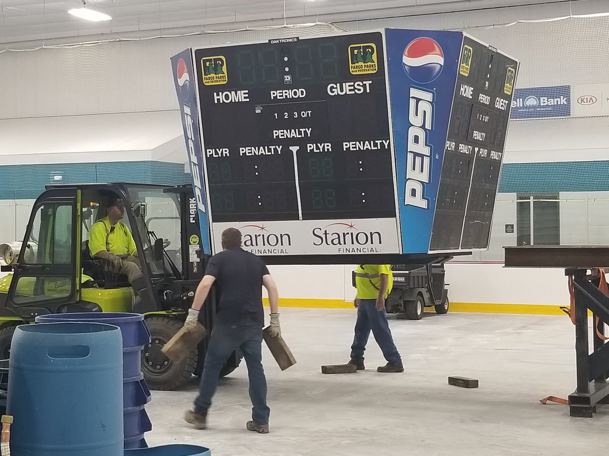 MarcyBrush's tweet image. The Coliseum got a new #scoreboard. Love the look. #icerink #keepscore #FargoParks #hockeyrink
