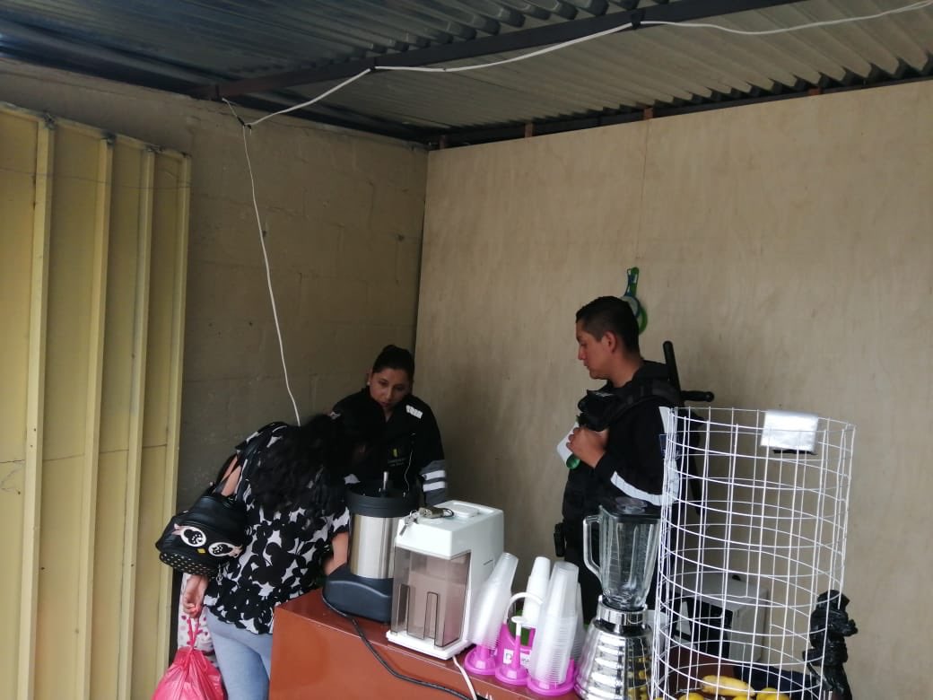 azuayinten's tweet photo. Comisaria de Policía del cantón #Cuenca clausura definitivamente un local de venta de jugos en el Sector El Arenal, que en forma clandestina expendía licor sin registro sanitario mediante un sistema de succión instalado en el segundo piso del negocio. #SeguridadCiudadana https://t.co/p2ARcm7Q3i