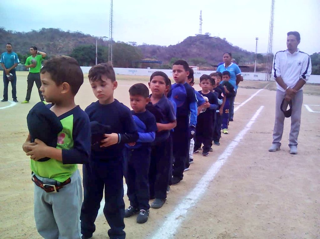 producesvencer's tweet photo. Preparando desde ya a nuestros niños y niñas que nos regalan el mejor espectáculo deportivo, Gran Campeonato de Béisbol Preescolar. Otra orientación de nuestro Gobernador @RMarcoTorres y el Alcalde @FelixJPSUV. #VenezuelaProductiva https://t.co/HDiWNwHmOc
