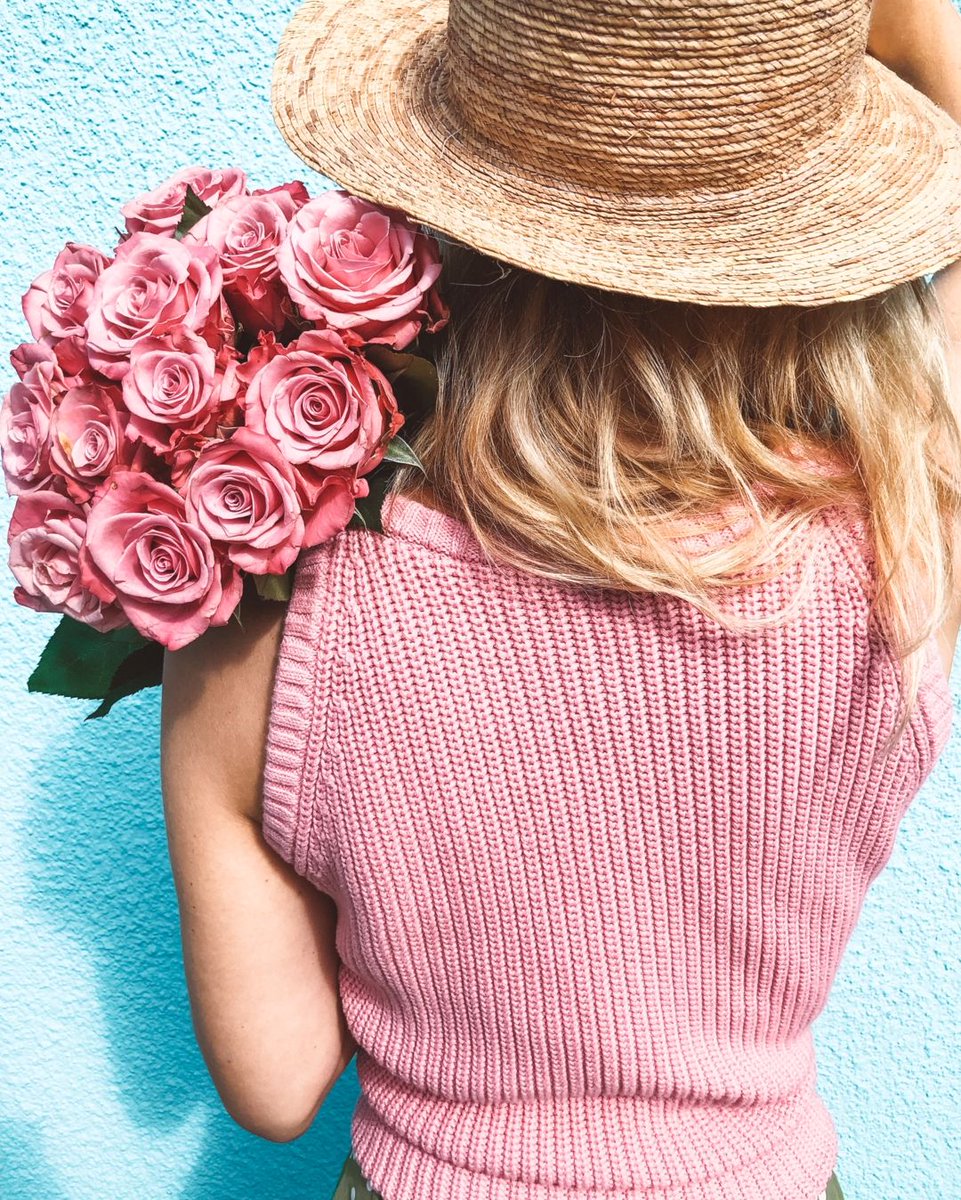 what's your favorite color? 💕 @lilybelletales looking pretty in pink #itsallaboutthesweater #525america