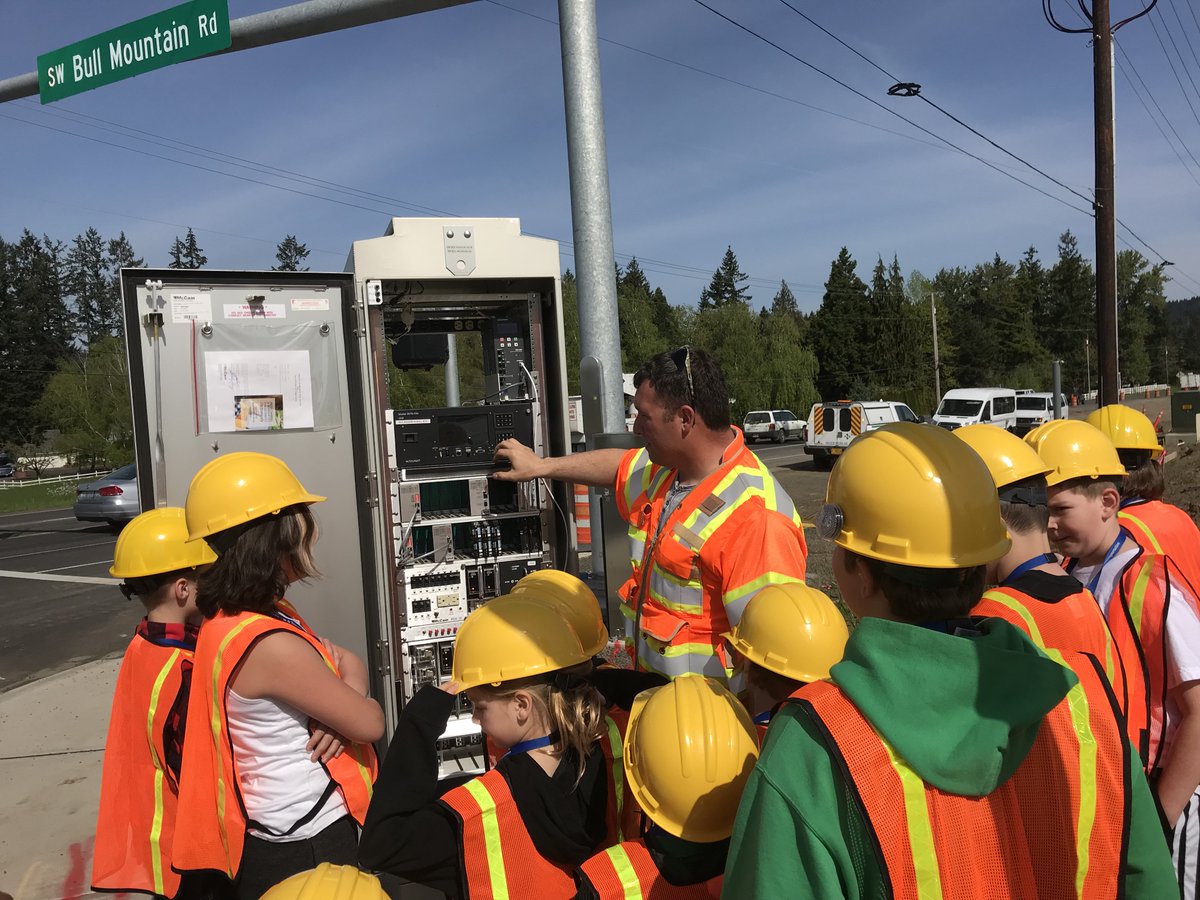 washcoroads's tweet image. #WashCoLUT children learn about how things work on #TakeYourChildToWorkDay - there is more to a traffic signal than the lights. #TYCTWD
