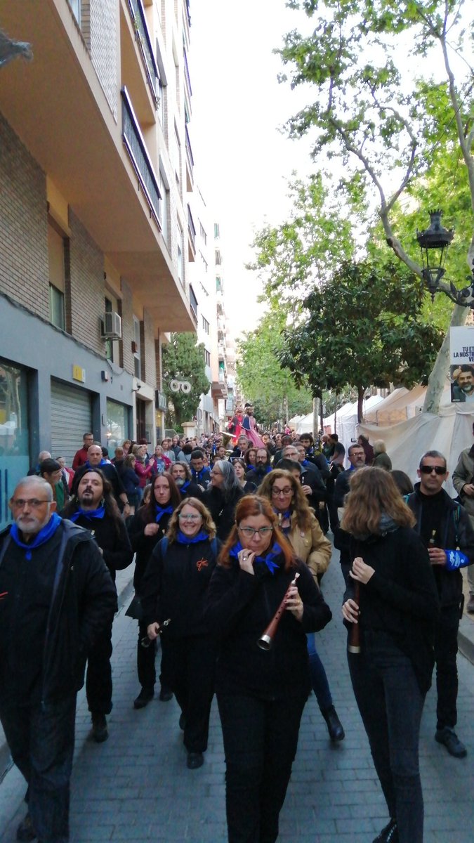 Doncs ara ja si que si, arrenca la cercavila del Toc d'Inici i això vol dir que comencen les Festes de Primavera 2019 de  #LHospitalet <a href="/LHCultura/">Cultura L'H</a>