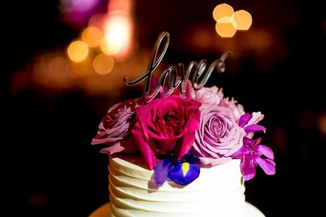 WineAndGarden's tweet photo. RT^@Estate_Chicago: “Love is just a word until someone comes along and gives it meaning.” -Paulo Coelho || Venue: @estate_chicago | Photography: @robbdavidsonphotography | Cake: @elysiarootcakes | Design & Flowers: #Flowerville https://t.co/FusEj6scjK
#cakes #weddings