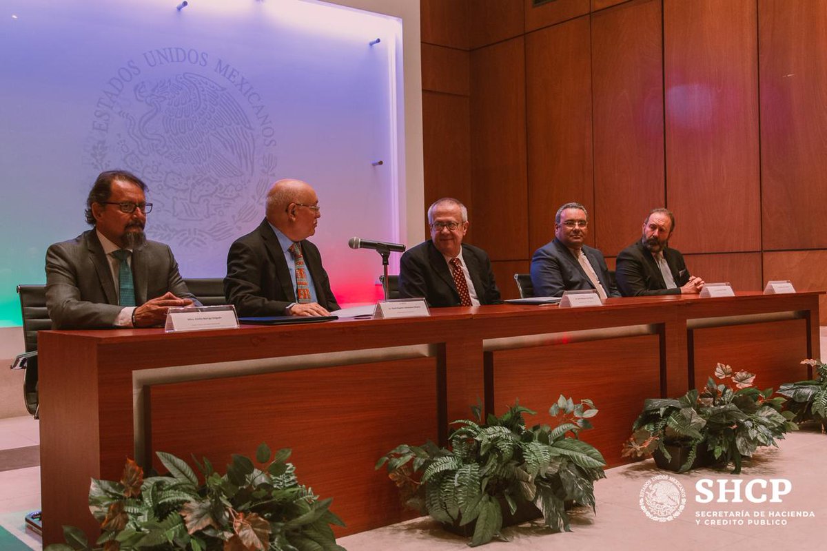 Hacienda_Mexico's tweet photo. El día de hoy, el Secretario de #LaNuevaHacienda
@CarlosUrzuaSHCP firmó un convenio con la Auditoría Superior de la Federación @ASF_Mexico.
Para así promover una mejor rendición de cuentas de los recursos públicos.
#ComunicadoDePrensa
#ComunicadoDePrensaMX
#ComunicadoSHCP https://t.co/1KW5LuU3It