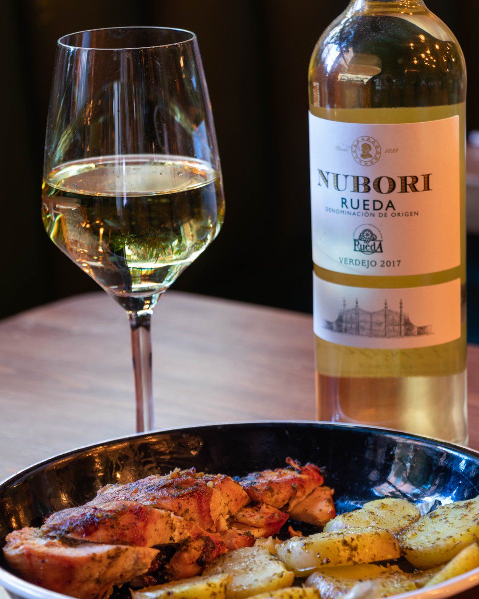 Nuestra Pechuga de Pollo de Corral marinada durante 24 horas en un aliño de aceite de oliva, sal, pimienta y hierbabuena, es tan deliciosa que se merece un brindis 🤤. ¡Con el vino blanco Nubori puedes dedicárselo! 🥂
.
.
.
#BurgerMadrid #BurgerMurcia #LetsMeat #Carnívoros