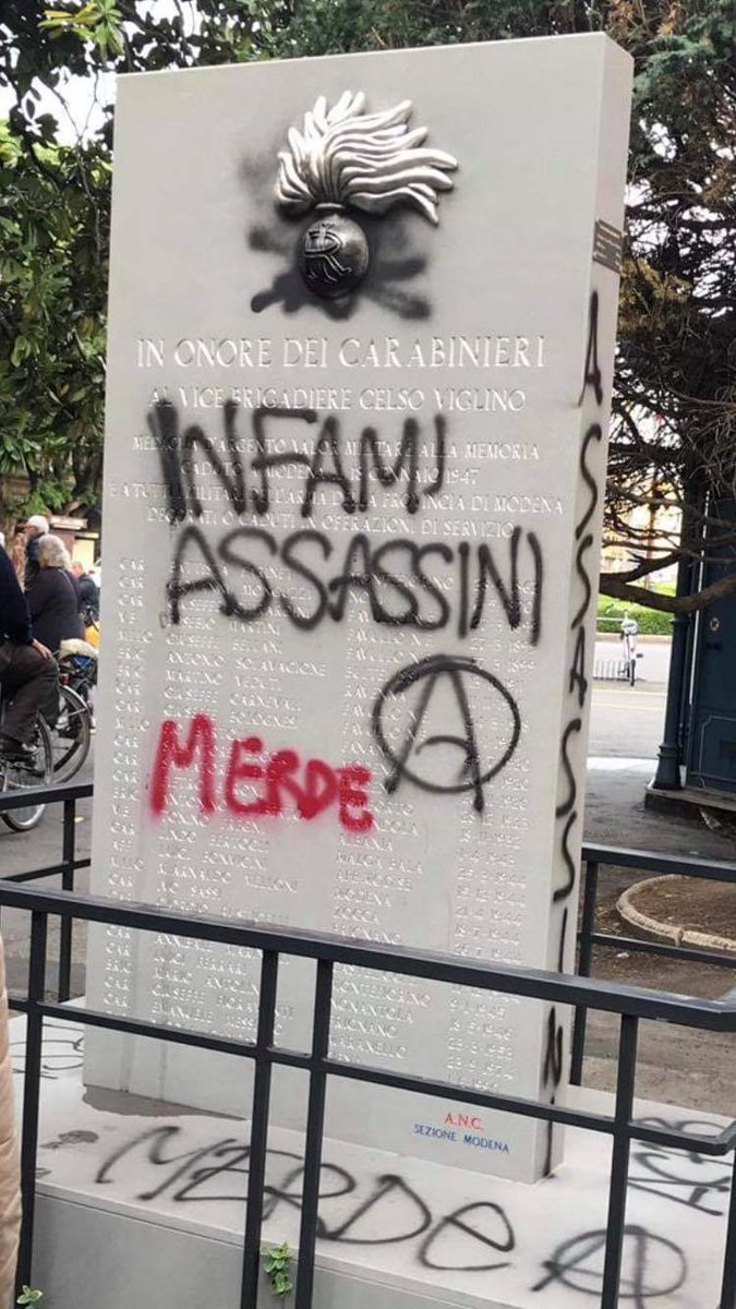 GiorgiaMeloni's tweet photo. Le foto di seguito sono ciò che rimane del corteo per il #25aprile a Modena. Imbrattati muri, il monumento ai martiri delle #foibe, perfino la targa dedicata a un carabiniere partigiano. Ecco a voi la libertà proposta dagli #antifascisti nel 2019. https://t.co/OXnLUZgD8b