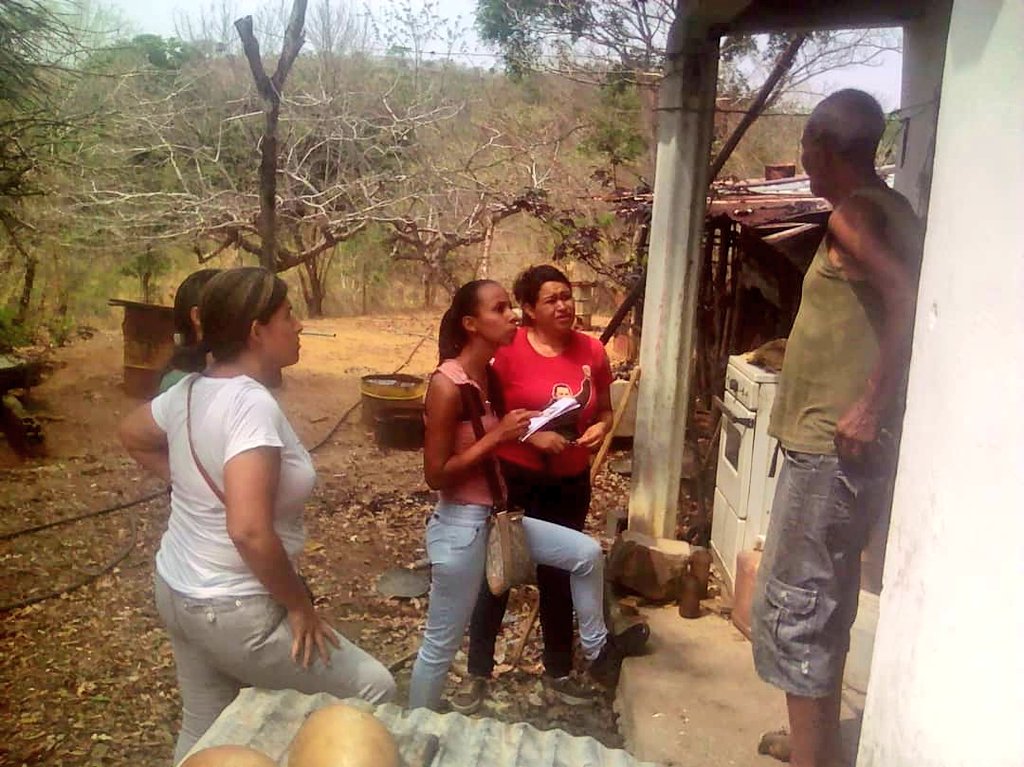 producesvencer's tweet photo. Haciendo grandes esfuerzos pero entendiendo a nuestro pueblo #25Abr se realizó abordajes casa a casa por nuestro equipo de promotoras de Desarrollo Social en las comunidades El Rodeo I y II. Gracias al apoyo de nuestro Gob. @RMarcoTorres y la gestión del Alcalde @FelixJPSUV. https://t.co/5Q8zTwRtVX