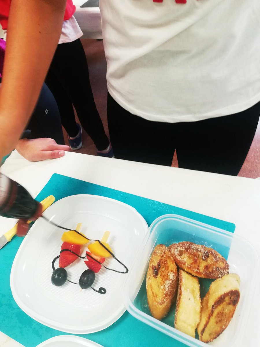 CreaChefSegovia's tweet photo. Hemos recorrido #Segovia y #Valladolid realizando torrijas con unos grandes mini chefs, estamos muy contentos de ver sus destrezas y habilidades en los fogones
#creachef #alimentacionsana #pequeñoscocineros #extraescolares #cocina #niños #cocinaenfamilia https://t.co/QkllmlElxw