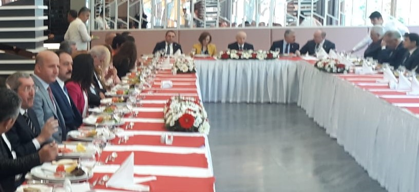 CihanBasaranMM's tweet photo. Türk Dünyasının Lideri, MHP Genel Başkanı Sayın Dr. Devlet Bahçeli Beyefendi ile eşsiz bir yemek zamanı.#MHP #dbdevletbahceli #buyukataman #E_SemihYalcin #kadirsekerci3 #fth_cetinkaya #yasaryldrmMHP #sadirdurmaz #HVahapoglu #YildizFeti #CihanBasaranMM https://t.co/KC8BdSx9fq