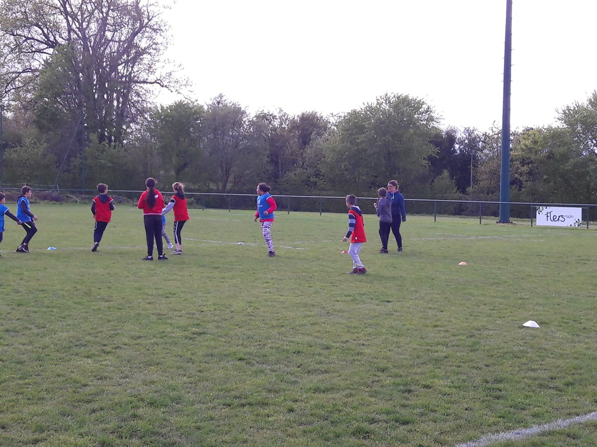 CPDEPS61's tweet photo. Stage interdegré planète ovale secteur de Flers : animation par les  stagiaires de la première  séance d'apprentissage  des élèves de CM1-CM2 d'une école  de la circonscription @CPCEPS_Flers vivement la future rencontre @USEP_61 ! https://t.co/kO00Hj3Ixc